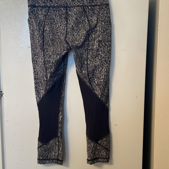 Lululemon Size 4 Black White Crop Leggings Like New - Picture 4 of 6